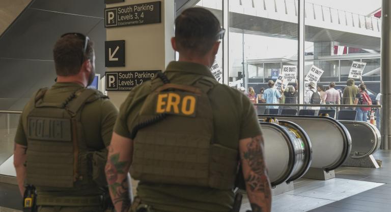 Vírusként terjed az interneten az ICE újabb durva akciójának videója