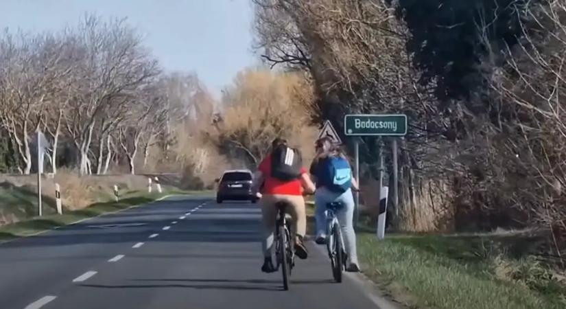 Tényleg nem foglalkoznak a rendőrök a szabálytalan biciklisekkel? Videón az ellenpélda!