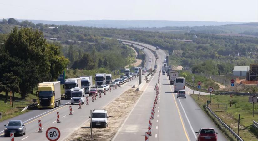 444: Orbán Győző gánti bányájából szállítják a követ az M1-es autópálya bővítéséhez