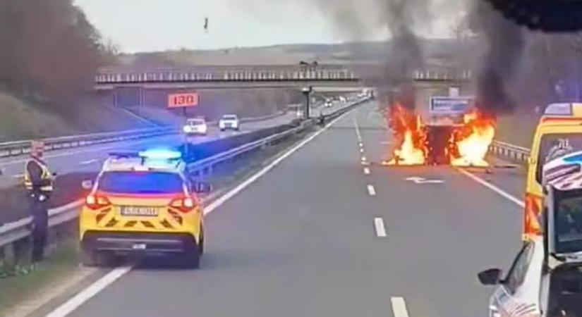 Felborult, majd porig égett egy autó az M7-esen