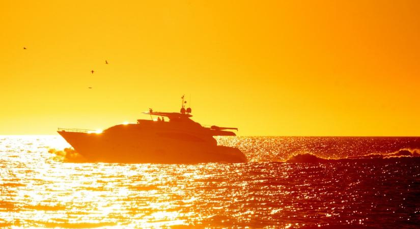 Luxushajókázásnak tűnhet, valójában embercsempészet zajlik