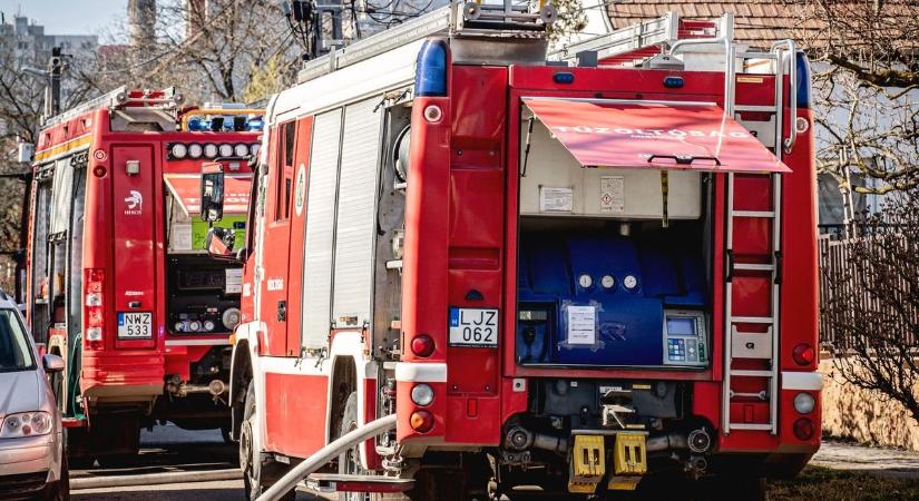 Teljesen leégett egy melléképület, két tucat gázpalackot kellett kimenteni a hajdú-bihari tűznél!