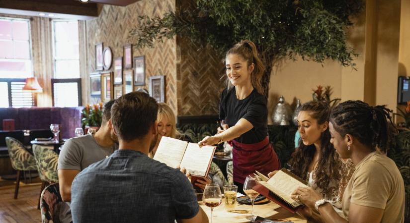 „Odahányt az asztalra, de amit a barátai tettek vele, ezen is túltesz" - Felszolgálók elmesélték a legőrültebb sztorikat éttermi vendégekről