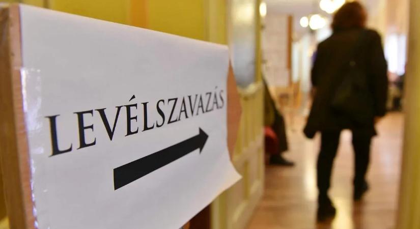 Így próbálja befolyásolni a választásokat a Facebook