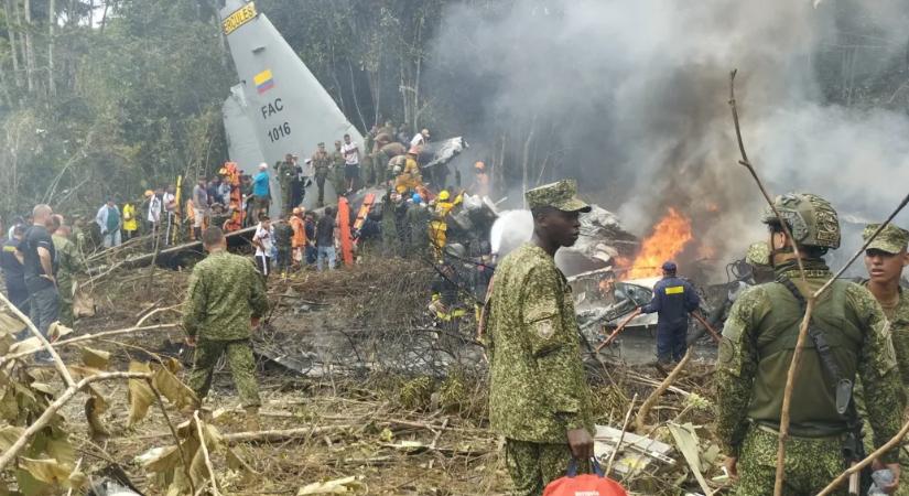 Felszállás közben lezuhant a kolumbiai légierő katonákat szállító gépe, 66-an biztosan meghaltak