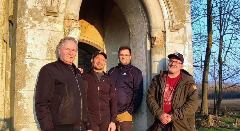 Reflektorfényben az uzdpusztai romkápolna – Vadon János is Göllére látogatott