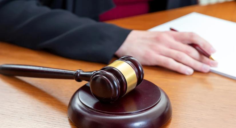 Hivatali visszaélés miatt emeltek vádat egy volt zalai rendőrnő ellen