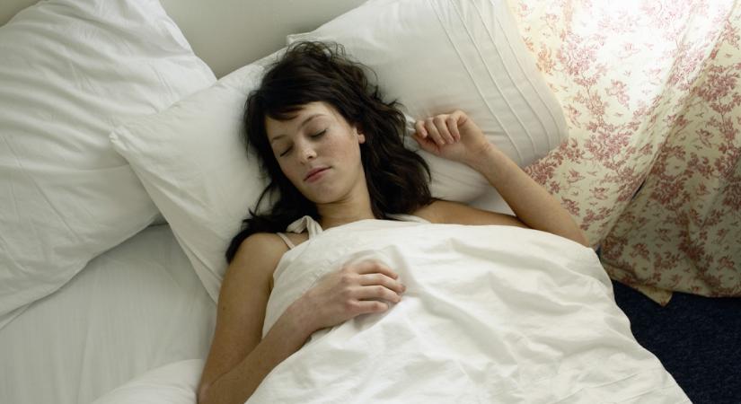 Te is a katona testhelyzetben alszol? Van egy rossz híre az alvásszakértőnek!