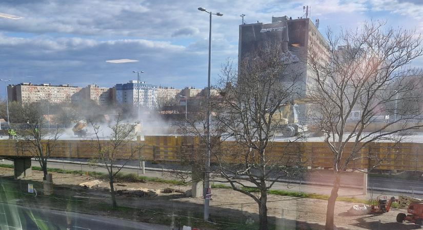 Ez így rendben van? – Brutális porfelhőben zajlik a Flórián téri felújítás