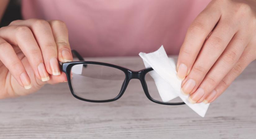 Ne vásárolj bolti szemüvegtörlőt: ez a filléres trükk jobban megtisztítja a lencsét