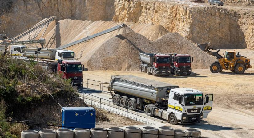 Az Orbán család bányájából hordják a követ az M1-es autópálya bővítéséhez