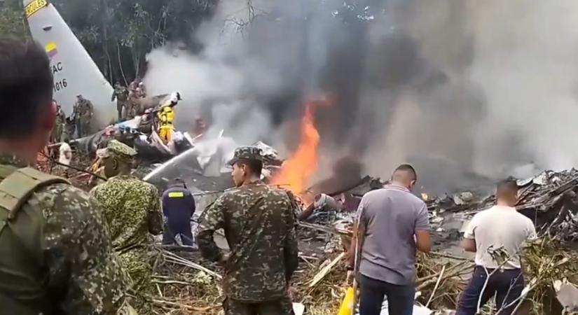 Felszállás után egyből lezuhant egy katonai repülőgép Kolumbiában, több tucatnyian meghaltak (videó)