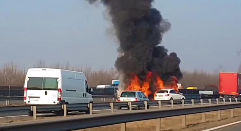 Égő autóból menekült egy család az M7-es autópályán – két gyereket vitték kórházba