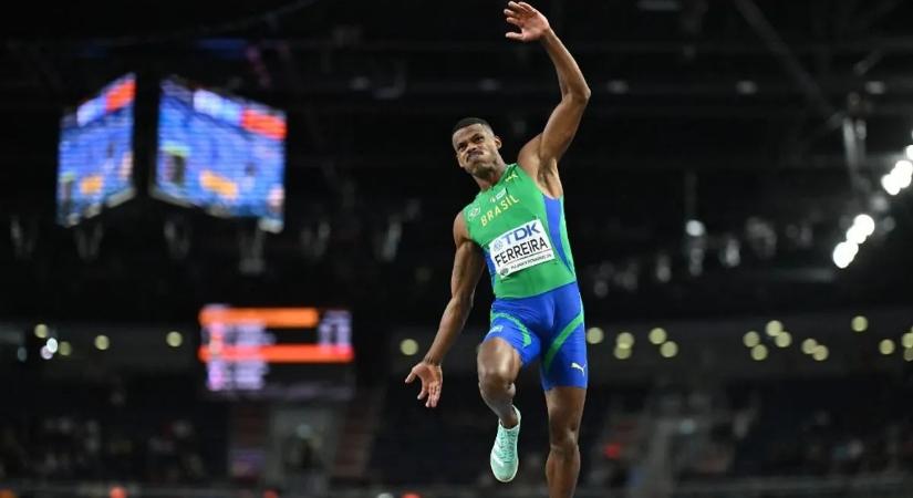 Furcsa jelenet az atlétikai vb-n: kiütötte a rúd a sztársportolót – videó