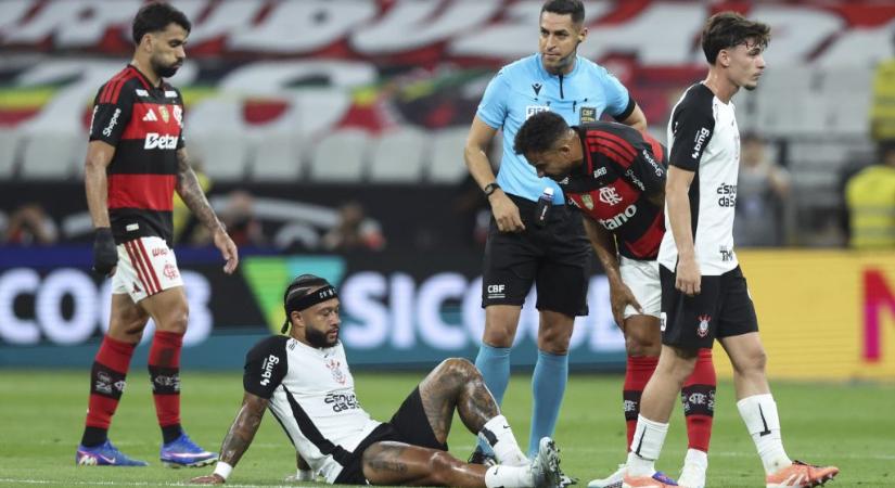 A kispadon nyomkodta a telefonját a focista, de azt mondja, jó oka volt rá