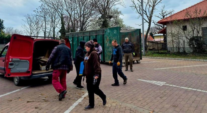 Pillanatok alatt megteltek a konténerek Rácalmáson