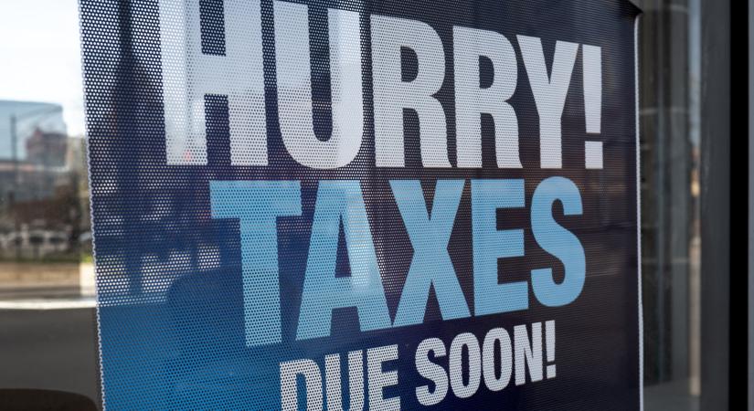 Visszatér a reklámadó 2026-ban: sokkal több céget érinthet, mint elsőre gondolnánk