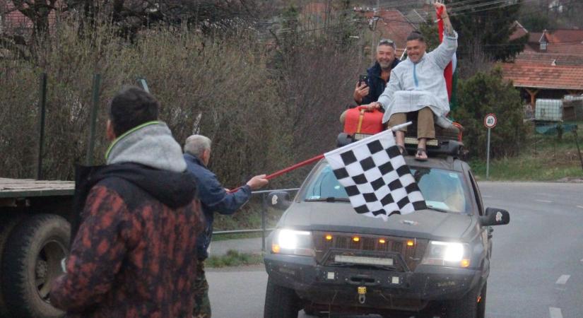 Kilencezer kilométeres afrikai kaland után így fogadták Noszvajon a hazatérő bamakosokat  fotók, videó