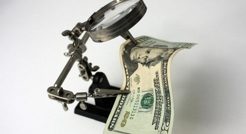 Hatalmas kilengésekkel indult a hétfő, az EUR/USD először 1,15 alá esett, majd 1,165 közelébe pattant