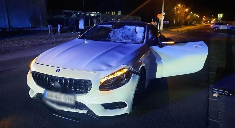 Luxusautó gázolt halálra gyalogátkelőn egy gyalogost - fotó