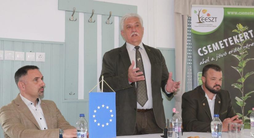 Hűtőkonténer az erdő mélyén? Meglepő megoldással küzdenek a makkhiány ellen