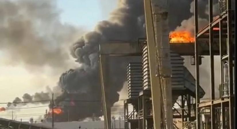 Akkorát robbant a texasi olajfinomító, hogy beleremegtek a házak is – döbbenetes felvételek a lángoló pokolról