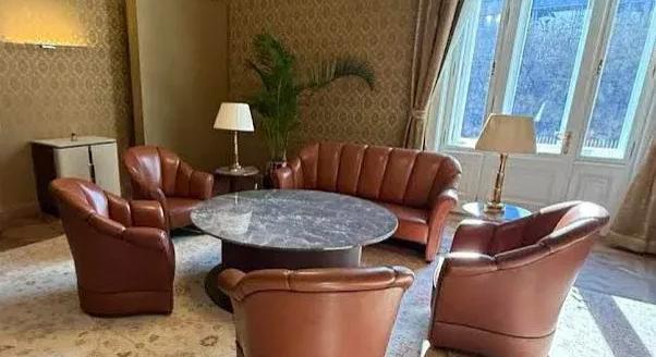 Márványasztal, bőrfotelek – Hadházy a felújított MNB-székház elnöki szivarszobájáról is megosztott képeket