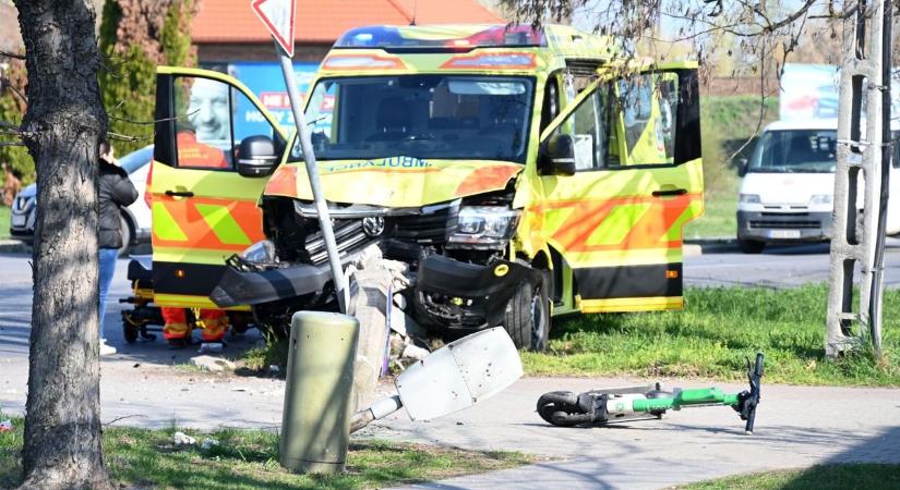 Mentőautó ütközött Szolnokon, egy oszlop is kidőlt – fotókon a sokkoló baleset helyszíne