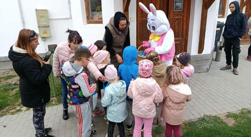 Emberméretű nyúl látogatta meg a gyerekeket