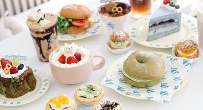 Égszínkék palacsintatorta és orgonalila shake vár ebben a koreai kávézóban – Megnyitott a Begi Coffee & Cake