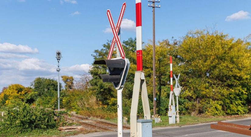 Brutális pusztítás Hatvanban: korláttal együtt tarolták le a vasúti átjárót – fotó