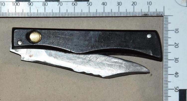 Drog helyett kést kapott a hátába