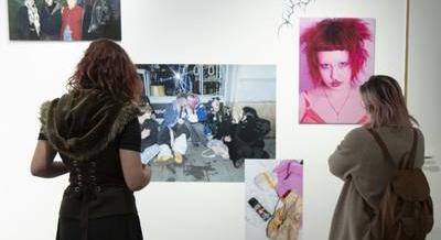 A fiatalok titkos élete – Fotókiállítás a Z és az alfa generáció hétköznapjairól a 8F Galériában