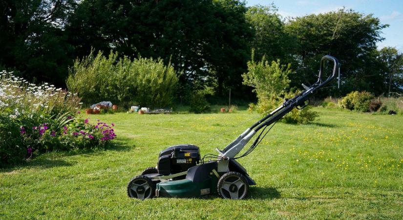 Fűnyíró karbantartás: hogyan készítsd fel a szezonra?
