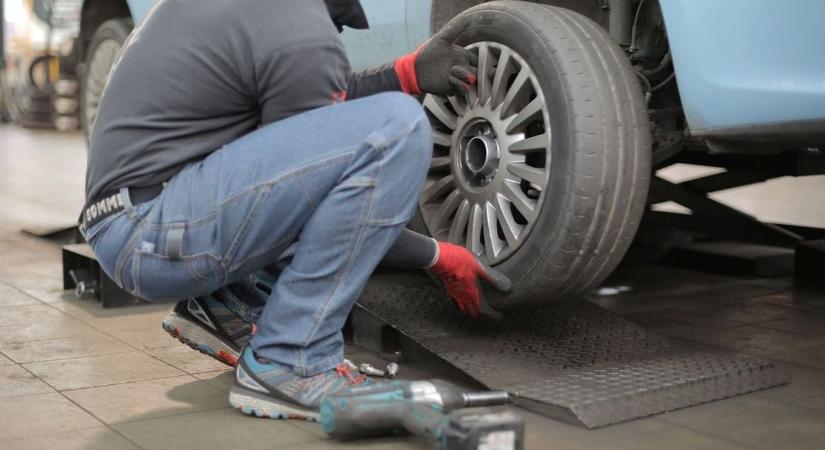 Munkavédelmi cipő az autószerelő műhelyben: olajfolt? Nem gond!