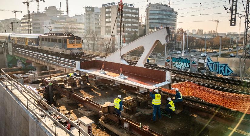 Olyan kedvezményt kapott a Déli Körvasúton Mészáros cége, amellyel az utazók és az ott lakók járnak rosszul
