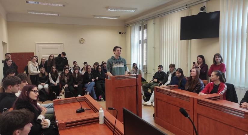 Ki nem találnád, hogy miért rabosították a barcsi gimnazistákat