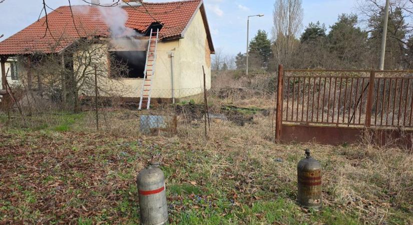 Halálos tűz: poroltóval próbálta fékezni a lángokat, bentégett otthonában a fiatal férfi