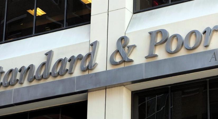 Figyelmeztet az S&P: megszorításra lesz szükség a választás után, különben bóvliba vágnak