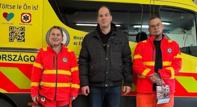 Perceken múlt az élete, most személyesen mondott köszönetet a tatabányai mentőknek a férfi