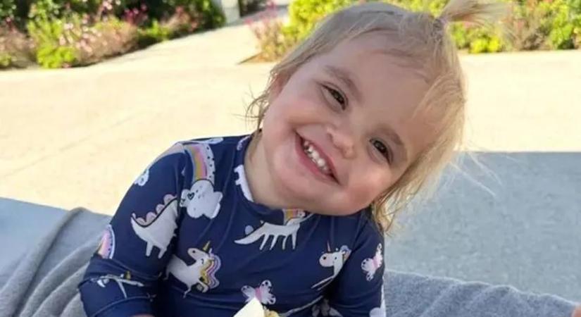 Kezelések nélkül nincs jövője: versenyt futnak az idővel a halálos betegséggel küzdő Leni szülei