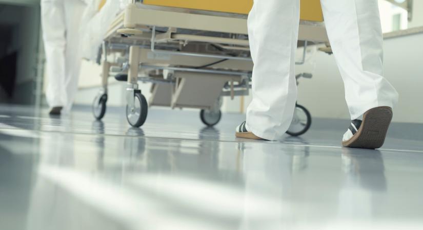 Még a választások előtt belenyúl a kormány a kórházak tartozásaiba