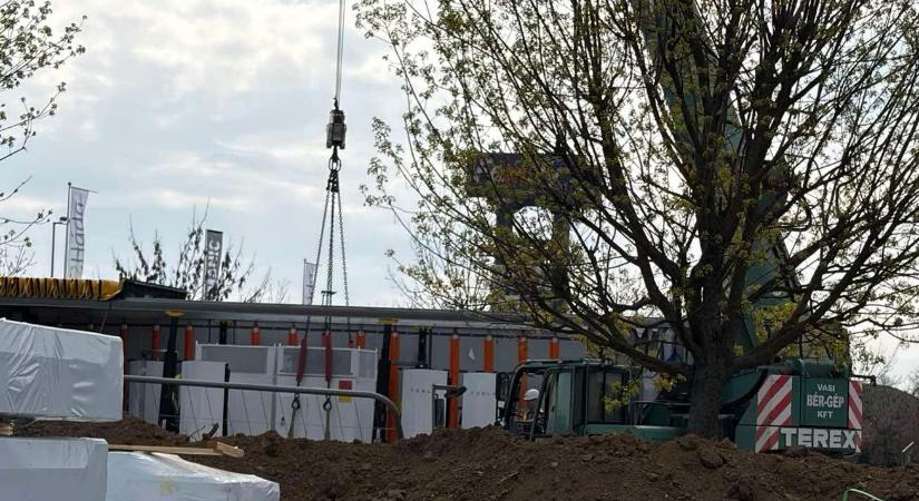 Állnak a Tesla töltőoszlopok Szombathelyen, felkészül Füzesabony?