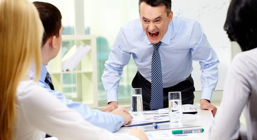 A főnök megtiltotta a fizetések megbeszélését, de a dolgozók összefogtak, brutális választ küldtek