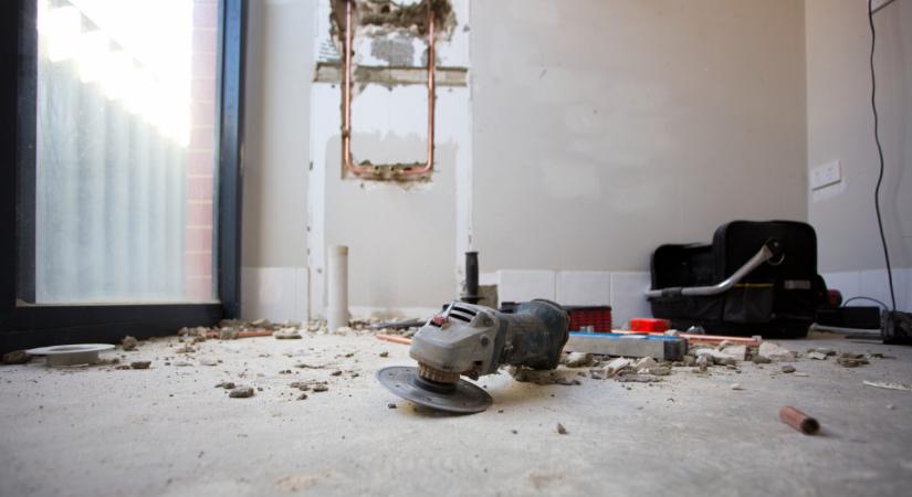 Magyarok tömegei csaptak le az állami ingyenmilliókra: gyorsan kell lépnie annak, aki felújítaná a házát