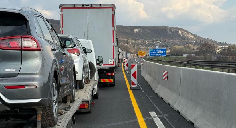 Kamion ütközött tehergépkocsival az M1-esen, 10 kilométeres a torlódás