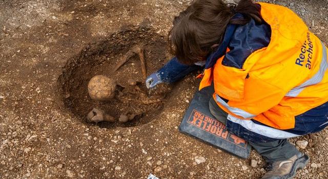 Ülő helyzetben eltemetett ókori gallok sírjait tárták fel Franciaországban