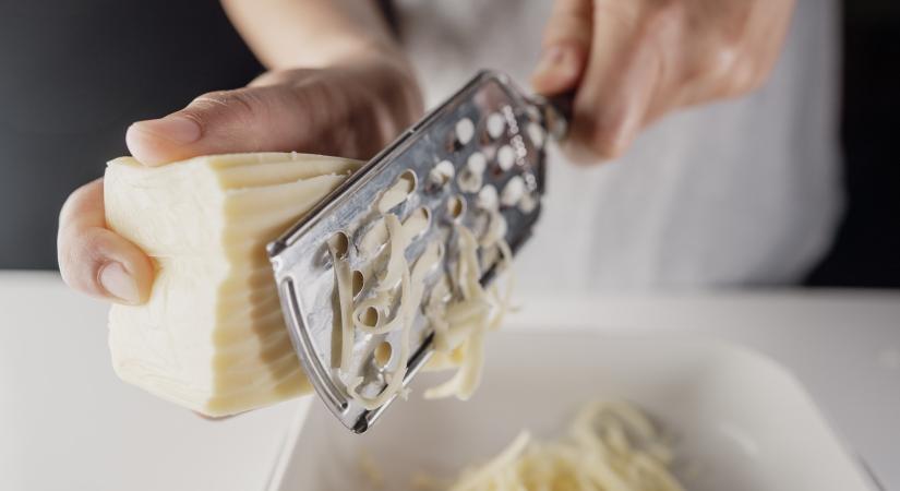 Évek óta nem láttunk ilyet a magyarok kedvenc sajtjánál – Mutatjuk a boltláncok árait