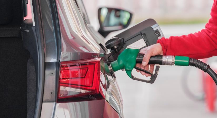 Piaci vs. védett üzemanyagár: egyre nyílik az olló