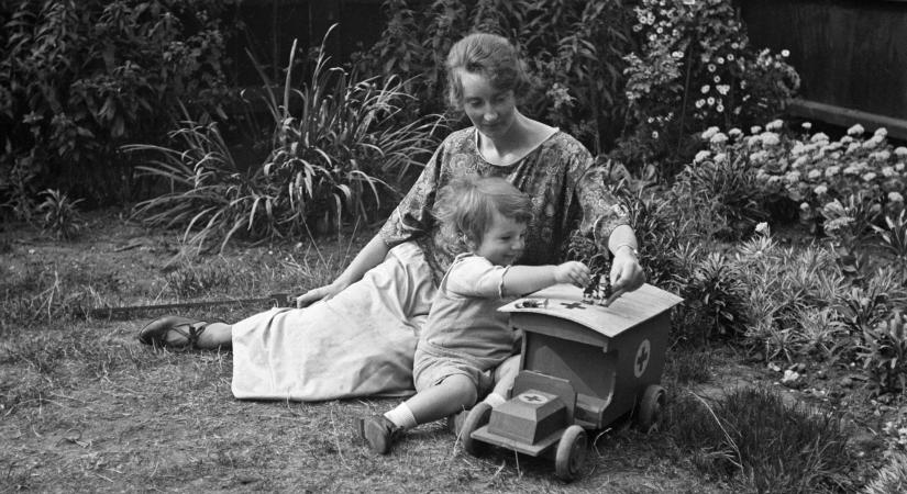 Panaszt tett, miután eltűnt fia helyett a rendőrök egy másik gyereket vittek neki vissza, ezért elmegyógyintézetbe záratták, hogy „rossz anya”